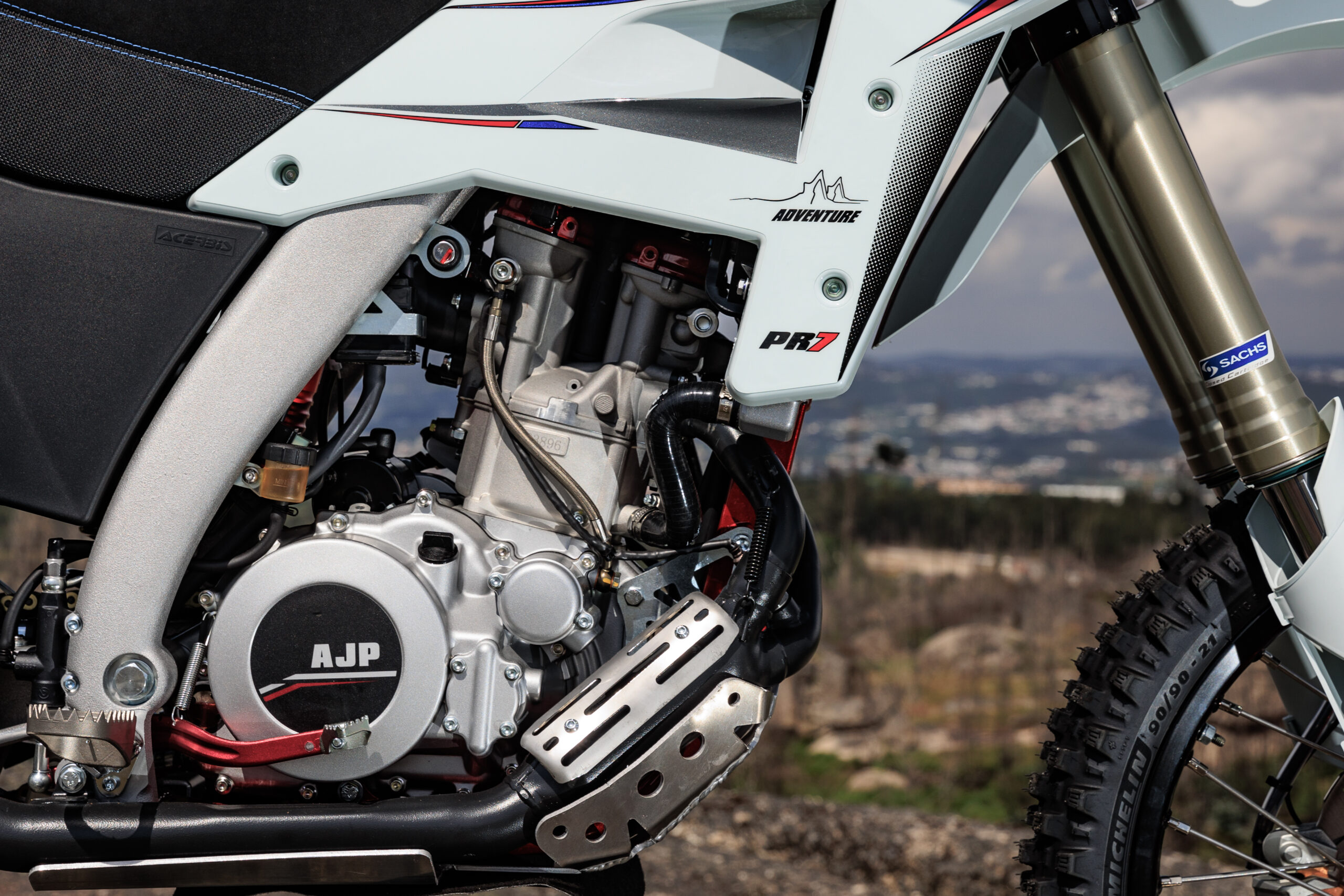 Revenndeur 74 Moto AJP 650 ADVENTURE PR7