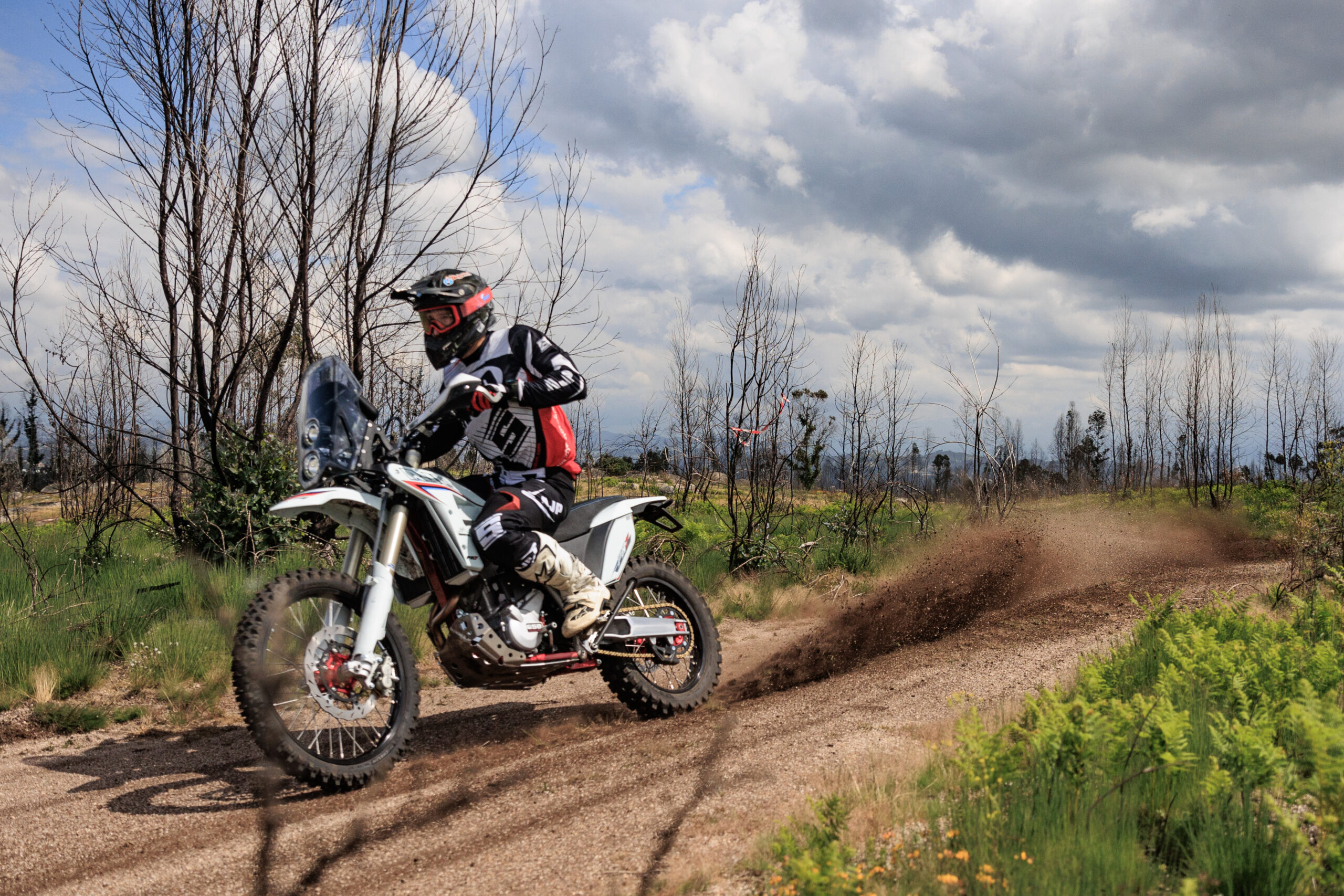 Gen&egrave;ve Moto AJP 650 ADVENTURE PR7